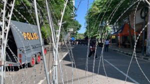 qjtokamtejwd7zcjv3hi Petugas berjaga saat massa Aksi Reuni PA 212 bergerak ke arah Jalan Sudirman, Kamis (2/12). Foto: Nugroho GN/kumparan